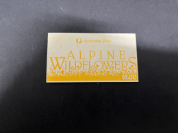 18-12-2023 (2 W 29) Australia Stamp Booklet (with Set Of 4 Mint Stamps) Australian Alpine Flowers $ 1.00 Booklet - Cuadernillos