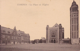 COMINES. La Place Et L'église Carte Non Voyagée Mais Texte Au Dos Daté D'octobre 1930 - Komen-Waasten