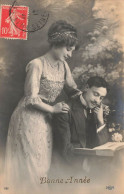 COUPLE - Bonne Année - Un Couple Lisant Un Livre - Carte Postale Ancienne - Coppie