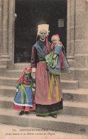 FOLKLORE - Costumes - Costumes Bretons - Jeune Femme Et Ses Filles Sortant De L'église - Carte Postale Ancienne - Costumes