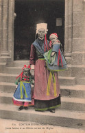 FOLKLORE - Costumes - Costumes Bretons - Jeune Femme Et Ses Filles Sortant De L'église - Carte Postale Ancienne - Costumi