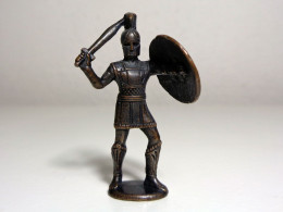 [KNR_0007] KINDER, 1977 - Greeks > HOPLITE (2) (40 Mm, Bronze) - Metalen Beeldjes