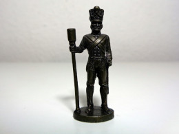 [KNR_0016] KINDER, 1978 - German Soldiers > CANNONEER (40 Mm, Brass) - Metalen Beeldjes