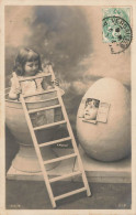 Surréalisme * Carte Photo Photo Montage * 1903 Enfant Dans Un Oeuf & Un Coquetier * Egg * Photographie Photographe - Fotografia