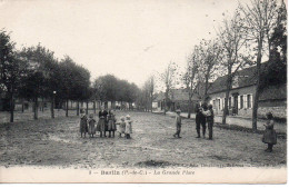 62. BARLIN . La Grande Place Animée. Carte  Impeccable Et Vierge. - Barlin