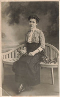 CARTE PHOTO - Femme Assise Sur Un Banc - Carte Postale Ancienne - Fotografia