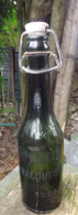 Très Ancienne Bouteille De Bière 33cl " Brie WATERLOO - BRACQUEGNIES " 1951. Année De Fabrication. Bouchon à Bascule. - Beer