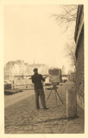 Paris * Carte Photo * Un Peintre , Quais Bords De Seine * Thème Métier Peinture Chevalet - Autres & Non Classés