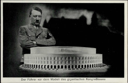 Hitler Der Führer Vor Dem Modell Des Gigantischen Kongreßbau I-II - Guerra 1939-45