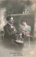 PHOTOGRAPHIE - Couple - Costume - Fleurs - De Tendres Baisers Vous Attendent - Carte Postale Ancienne - Exposiciones Universales