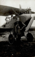 Fliegerasse Deutscher Pilot Mit EK I Und Militär-Flugzeugführer-Abzeichen Unterschrift (Paul König?) Foto-AK I-II - Guerra 1914-18