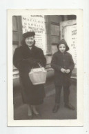 Photographie Mère Et Fils Devant Affiche Les Mousquetaires Du Couvent Format Carte Photo - Personnes Anonymes