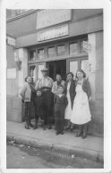 Lyon     69    Famille Ou Employés  Au 59 Rue Victor Hugo .Lyon Café Tabac De L'Anjou à  Lyon  Carte Photo  ( Voir Scan) - Autres & Non Classés