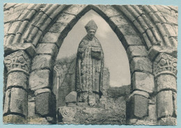 ABBAYE DE LANDEVENNEC - Chapiteaux Romains Du XI° S. Statue En Granit De Saint Guénolé - Landévennec