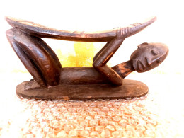 Très Petit Tabouret Bois Sculpté. Origine Inconnue. Transmis Par Militaire En Poste En Afrique Années 30. - Arte Africana