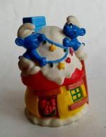 FIGURINE BOUCHON PRIME BIP 1996 SCHTROUMPF ET SCHTROUMPFETTE SUR UNE LUGE - Schtroumpfs (Los Pitufos)