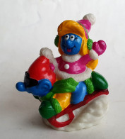 FIGURINE BOUCHON PRIME BIP 1997 SCHTROUMPF ET SCHTROUMPFETTE SUR UNE LUGE (1) - Schtroumpfs (Los Pitufos)