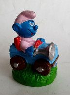 FIGURINE BOUCHON PRIME BIP 1999 SCHTROUMPF EN VOITURE (1) - Schtroumpfs (Los Pitufos)