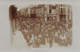 Nort Sur Erdre * Carte Photo * Jour De Fête Ou Marché * Hommes Femmes Coiffe Costume * Commerces Magasins - Nort Sur Erdre