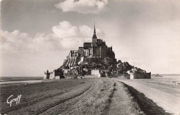 FRANCE - En Normandie - Mont St Michel (Manche) - Le Mont à L'arrivée (façade Sud) - Carte Postale - Le Mont Saint Michel