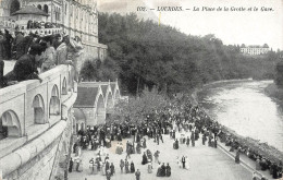 FRANCE - Lourdes - La Place De La Grotte Et Le Gave - Animé - Carte Postale Ancienne - Lourdes