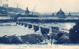 LYON, PONT DE LA GUILLOTIERE ET HOTEL DIEU, BATEAUX, TRAMWAY  REF 13354 VOL - Lyon 7