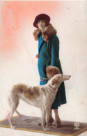 FANTAISIE - Femme - Chien - Robe - Chapeau Atypique - Carte Postale Ancienne - Andere & Zonder Classificatie