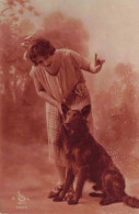 FANTAISIES - Chien - Femme - Robe - Carte Postale Ancienne - Other & Unclassified
