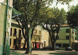 Senas * Un Coin De La Place De L'hôtel De Ville Dans Le Centre Du Village * Banque Chaix - Autres & Non Classés