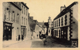 Pont L'abbé * La Rue Voltaire * Pharmacie * Villageois - Pont L'Abbe