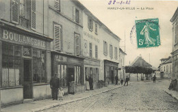 MARLY LA VILLE - La Place, Une Boulangerie. - Marly La Ville