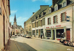 Guer * Le Centre Du Village , Rue St Gurval * Maison De La Presse Parfumerie Disques Papeterie * Automobiles Citroën 2cv - Guer Cötquidan