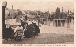 Les Sables D'olonne * En Attendant Les Bateaux De Sardines ! * Femmes Sablaises Coiffe Costume * Bateaux De Pêche - Sables D'Olonne