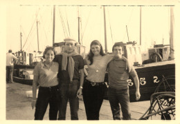 Lesconil * Devant Les Bateaux De Pêche * Le Port * Photo Ancienne 11x7.6cm - Lesconil