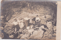 44 - BOURGUENAIS - CARTE-PHOTO A IDENTIFIER - PERSONNES EN POSE SUR LES ROCHERS - Bouguenais