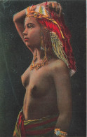 ALGERIE - Femme - Femme Du Sud Algérien - Poitrine Découverte - Bijoux - Foulards Bariolés - Carte Postale Ancienne - Femmes