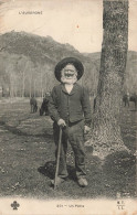 FRANCE - L'Auvergne - Un Pâtre - Un Vieil Homme Avec Une Canne Dans Les Montagnes - Vaches - Carte Postale Ancienne - Auvergne