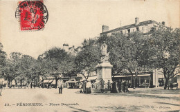 Périgueux * La Place Bugeaud * Statue * Commerces Magasins - Périgueux