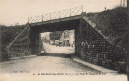 St Gildas Des Bois * Route Et Le Pont Du Chemin De Fer * Au Fond , Camion Publicitaire * Villageois - Autres & Non Classés