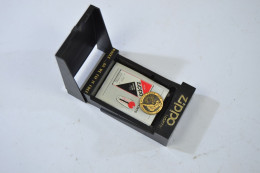 Pin's Zippo Pin Up Avec Boite Vide - Altri & Non Classificati