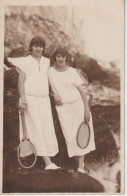 AULT - Deux Joueuses De Tennis Qui Posent En 1924 ( Carte Photo ) - Ault