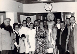 Photographie - Groupe De Personnes Autour De Saint Nicolas - Atelier Protégé - Dim: 9/13 Cm - Anonymous Persons