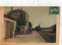 NEUVILLE-DE-POITOU LA GARE ARRIVEE D'UN TRAIN ( CARTE TOILEE ET COLORISEE ) - Neuville En Poitou