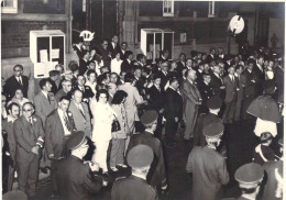 Photographie - Porte De Liège - Les Autorités Pendant Le Défilé Des Fanfares Devant L'hôtel De Ville - Dim:13/18 Cm - Anonymous Persons