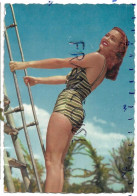 Pin-up. Jeune Femme En Maillot Rayé Grimpe Sur Une échelle - Pin-Ups