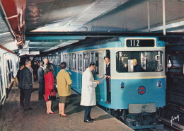 Paris - Le Métro, Rame Pneumatique En Station - U-Bahnen
