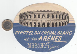 ETIQUETA - STICKER - LUGGAGE LABEL  HOTEL DU CHEVAL BLANC ET DES ARENES    -NIMES  -FRANCW - Etiquettes D'hotels