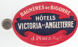 ETIQUETA - STICKER - LUGGAGE LABE HOTELS VICTORIA ET ANGLATERRE - BAGNERES DE BIGORRE    - FRANCE - Etiquettes D'hotels