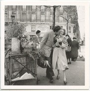 Robert Doisneau - Baiser Aux Poireaux 1950 (Paris) Rapho Cp Vierge - Doisneau