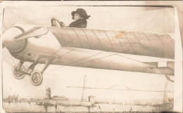 FANTAISIE - Carte Photo -  Femme - Femme Pilotant Un Avion - Mise En Scène - Carte Postale Ancienne - Vrouwen